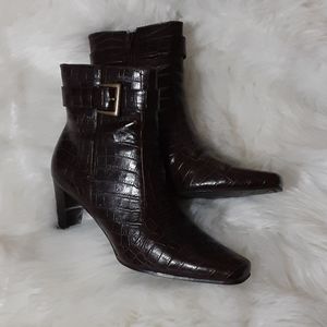 Predictions 6.5 alligator print bootie